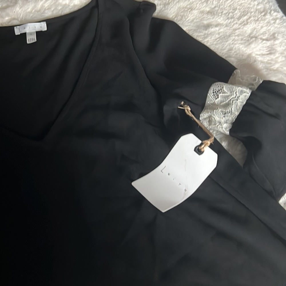 Leith v neck,Bell sleeves black blouse. - Picture 4 of 5
